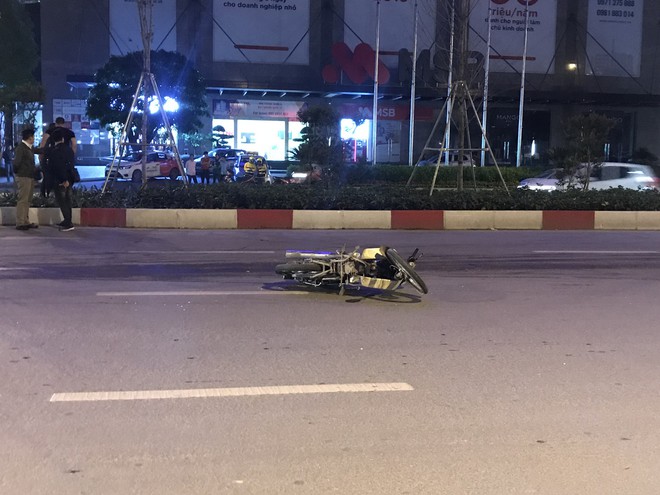 Va chạm giao thông, tài xế ô tô Huyndai lấy đồ đâm trọng thương người đi xe máy ở Hà Nội - Ảnh 2.