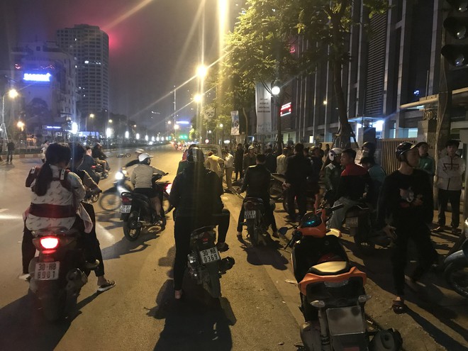 Va chạm giao thông, tài xế ô tô Huyndai lấy đồ đâm trọng thương người đi xe máy ở Hà Nội - Ảnh 3.