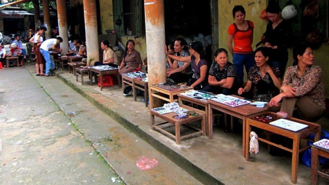 Chuyện lạ ở Việt Nam: Bán đá quý tiền tỷ tại chợ tạm ven đường - Ảnh 13.