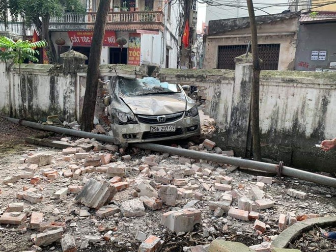 Ô tô tông sập hàng chục mét tường đình làng ở Hà Nội, hiện trường gây xôn xao - Ảnh 2.