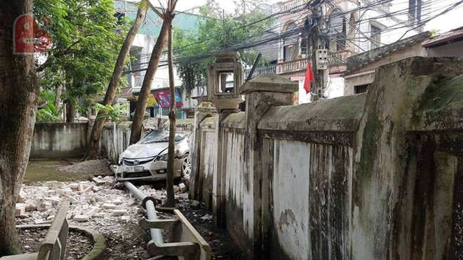Ô tô tông sập hàng chục mét tường đình làng ở Hà Nội, hiện trường gây xôn xao - Ảnh 3.