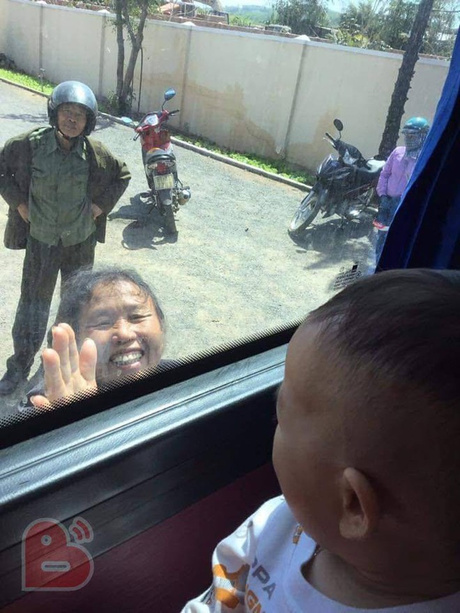 Cảnh ông bà ngước lên ô tô, vẫy tay tiễn cháu và con gái lên thành phố gây xúc động - Ảnh 2.