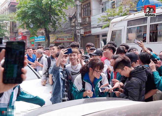 Khá Bảnh xuất hiện trên phố, nhóm học sinh phấn khích vây quanh gọi tên như idol Hàn - Ảnh 2.