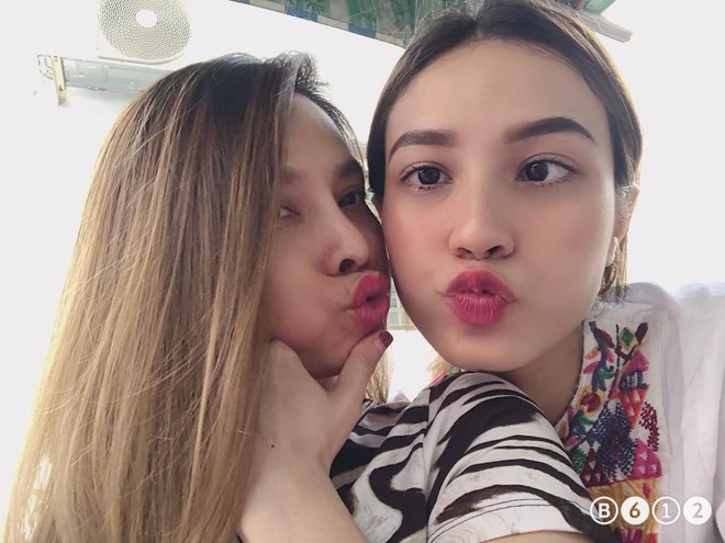 Selfie cùng con gái 19 tuổi, mẹ trẻ U40 tung hoả mù vì nhan sắc hack tuổi đỉnh cao - Ảnh 4.