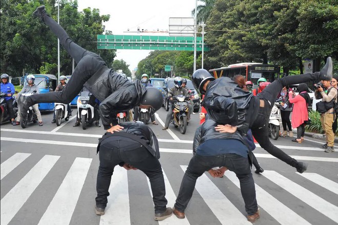 24h qua ảnh: Nông dân Indonesia thu hoạch bắp cải gần núi lửa đang hoạt động - Ảnh 1.