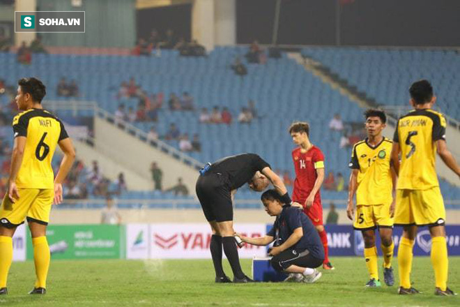 Trọng tài bắt trận Việt Nam vs Brunei suýt gặp họa vì cú va chạm bất ngờ - Ảnh 1.