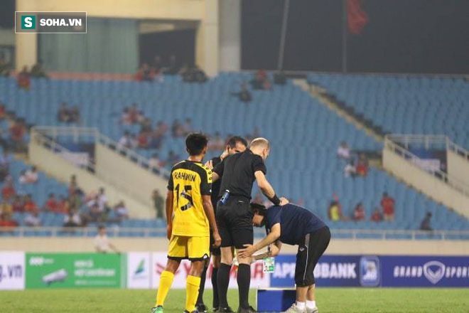 Trọng tài bắt trận Việt Nam vs Brunei suýt gặp họa vì cú va chạm bất ngờ - Ảnh 2.