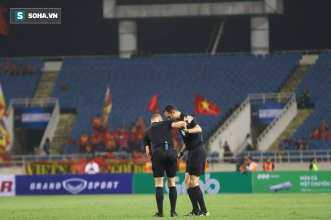 Trọng tài bắt trận Việt Nam vs Brunei suýt gặp họa vì cú va chạm bất ngờ - Ảnh 4.