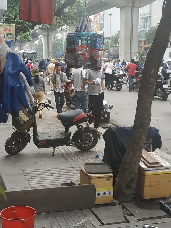 Hàng loạt người xuống xe, dắt bộ ngược chiều trên phố Hà Nội, CSGT nhìn lắc đầu bó tay - Ảnh 2.