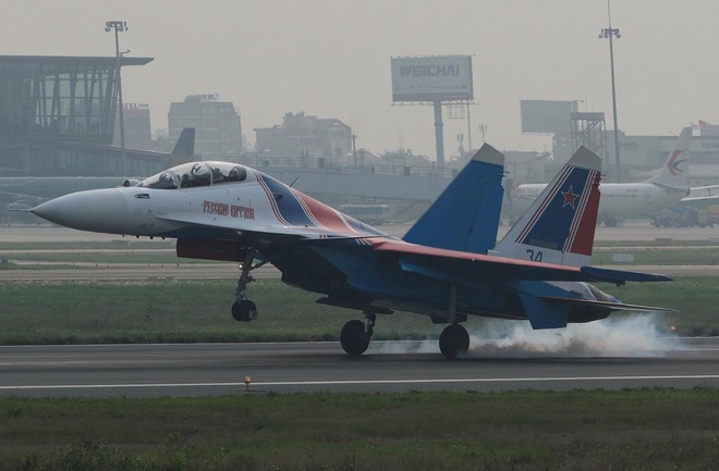 Tiêm kích Su-30SM dũng mãnh hạ cánh tại sân bay Nội Bài - Bung dù đẹp tuyệt vời - Ảnh 6.