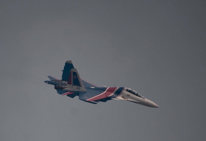 Tiêm kích Su-30SM dũng mãnh hạ cánh tại sân bay Nội Bài - Bung dù đẹp tuyệt vời - Ảnh 5.