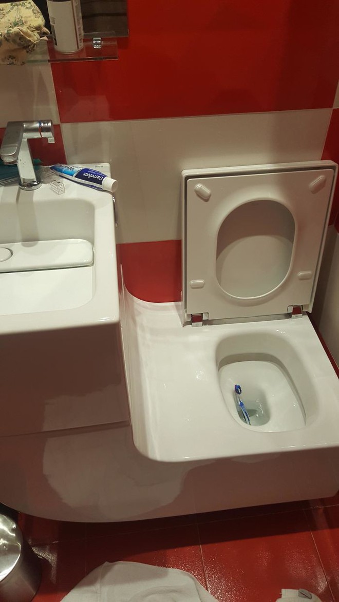 20 thiết kế nhà vệ sinh thảm họa khiến dân mạng thủ thỉ: Thôi, thà nhịn còn hơn - Ảnh 2.