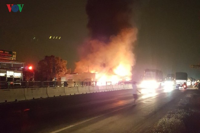 Ảnh: Hiện trường xe khách bốc cháy dữ dội trên Quốc lộ - Ảnh 4.