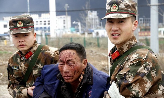 Hiện trường nổ nhà máy hóa chất Trung Quốc khiến gần 700 người thương vong  - Ảnh 7.