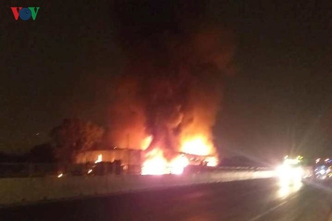 Ảnh: Hiện trường xe khách bốc cháy dữ dội trên Quốc lộ - Ảnh 8.