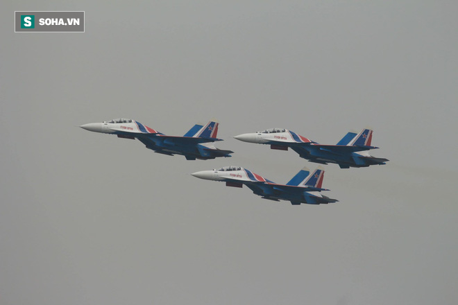 Độc nhất, chưa từng có: Cả 5 tiêm kích Su-30SM cất cánh cùng lúc từ sân bay Nội Bài - Ảnh 10.