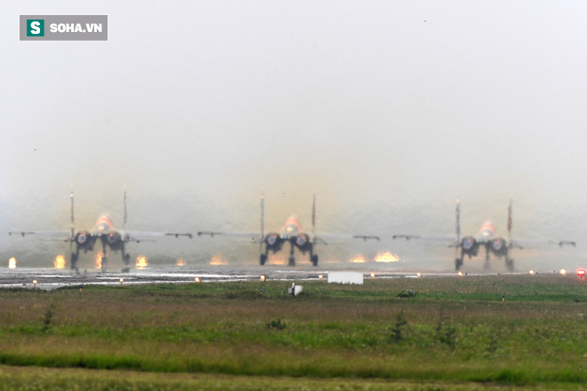 Độc nhất, chưa từng có: Cả 5 tiêm kích Su-30SM cất cánh cùng lúc từ sân bay Nội Bài - Ảnh 5.
