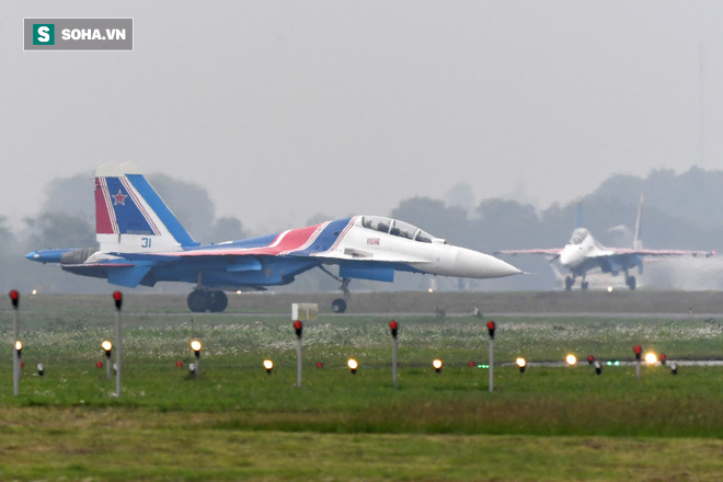 Độc nhất, chưa từng có: Cả 5 tiêm kích Su-30SM cất cánh cùng lúc từ sân bay Nội Bài - Ảnh 1.