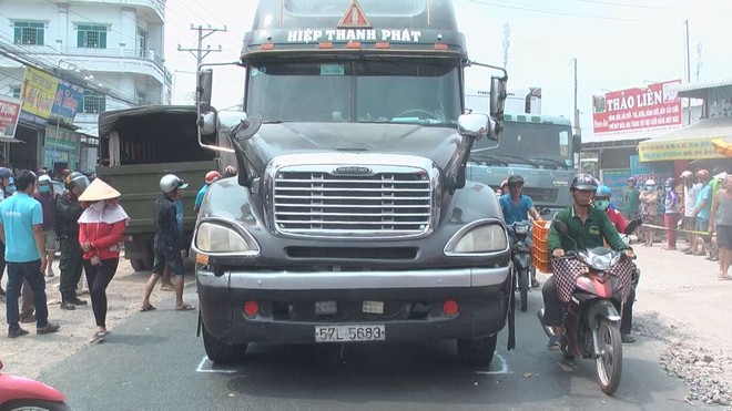 Bi thương 3 bà cháu bị thùng container của xe đầu kéo đè tử vong trên Quốc lộ 30 - Ảnh 1.