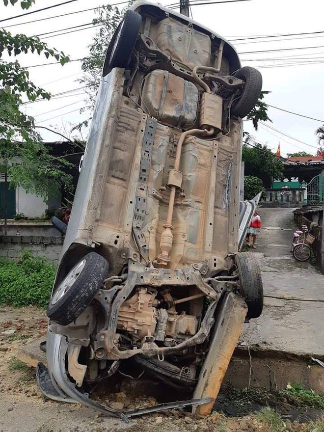 Ô tô trồng cây chuối đầy khó hiểu, dân mạng đau đầu đoán diễn biến trước đó - Ảnh 4.