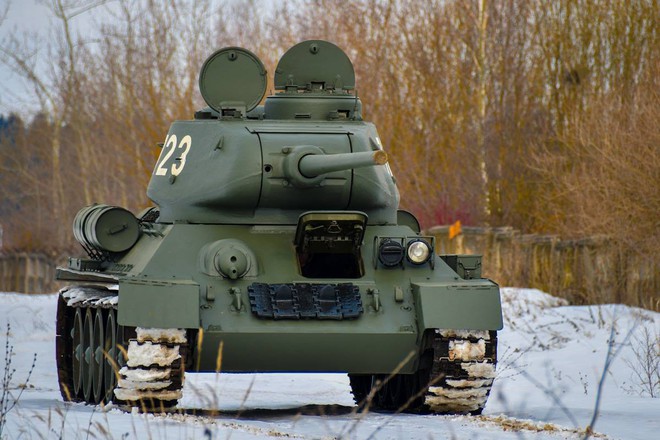 Xe tăng T-34-85 Lào vừa bàn giao chính thức hoạt động tại sư đoàn cận vệ chủ lực của Nga - Ảnh 7.