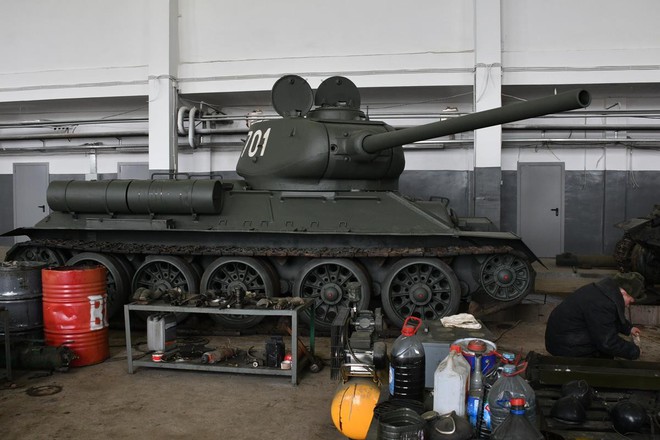 Xe tăng T-34-85 Lào vừa bàn giao chính thức hoạt động tại sư đoàn cận vệ chủ lực của Nga - Ảnh 2.
