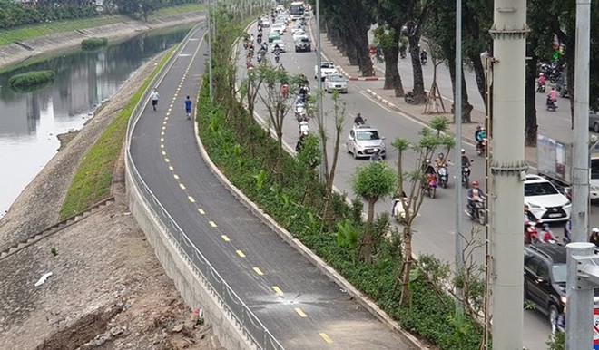 Lắp rào chắn ngăn xe máy đi vào làn đường dành riêng cho người đi bộ ven sông Tô Lịch - Ảnh 1.