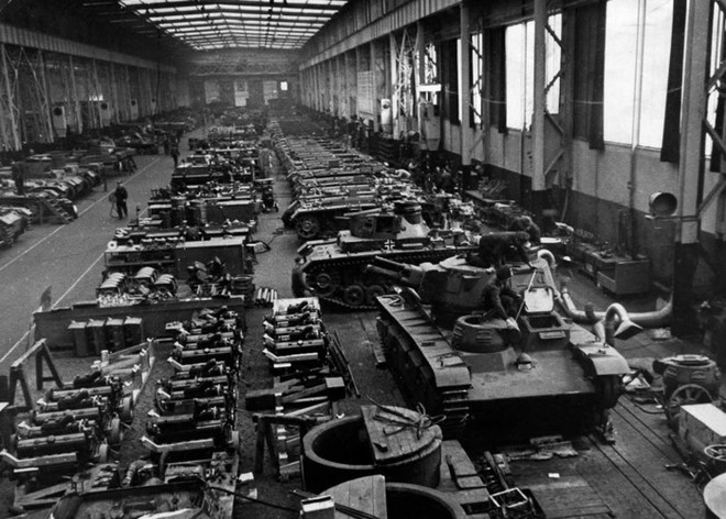 Bên trong các nhà máy sản xuất xe tăng thời Thế chiến thứ 2 - Ảnh 1.
