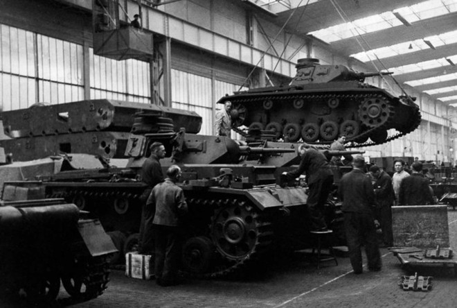 Bên trong các nhà máy sản xuất xe tăng thời Thế chiến thứ 2 - Ảnh 2.