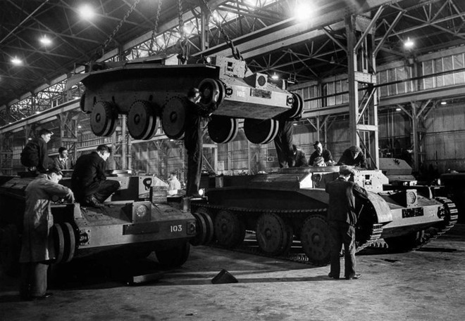 Bên trong các nhà máy sản xuất xe tăng thời Thế chiến thứ 2 - Ảnh 11.