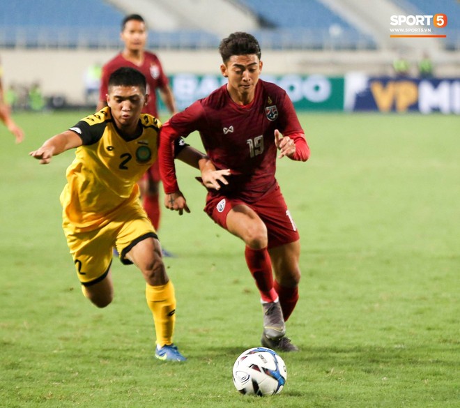 Tuyển thủ U23 Brunei nhập viện khẩn cấp sau pha va chạm cực mạnh với cầu thủ U23 Thái Lan - Ảnh 4.