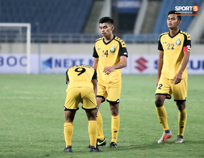 Tuyển thủ U23 Brunei nhập viện khẩn cấp sau pha va chạm cực mạnh với cầu thủ U23 Thái Lan - Ảnh 7.