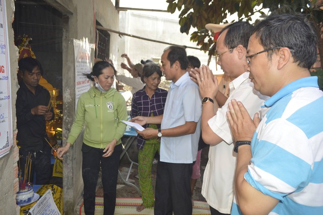 Vụ lật xe đầu kéo, 3 người chết: Đau lòng một gia đình 3 quan tài đặt cạnh nhau - Ảnh 2.