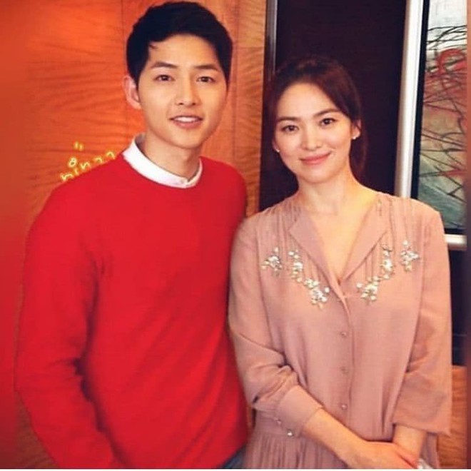 Song Joong Ki đăng ảnh ngọt ngào chụp cùng Song Hye Kyo đập tan tin đồn ly hôn nhưng sự thật là gì? - Ảnh 1.