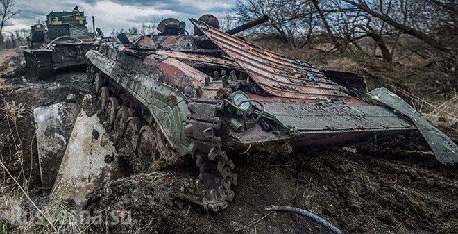 Xe thiết giáp Ukraine trúng mìn trên vùng Donbass - Ảnh 2.