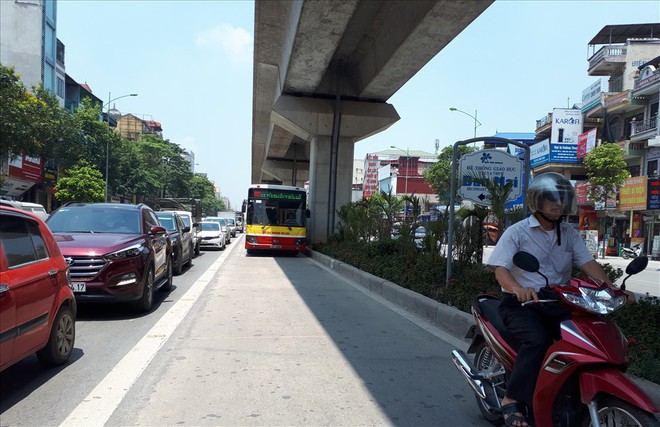 Hà Nội cắt khách xe buýt cho tàu điện trên cao: Người dân kêu bất tiện - Ảnh 1.