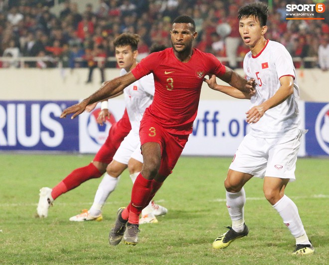 Hài hước nhìn cầu thủ ông chú U23 Indonesia cố gắng bắt chuyện làm thân với Đình Trọng - Ảnh 1.