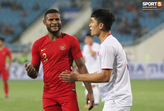 Hài hước nhìn cầu thủ ông chú U23 Indonesia cố gắng bắt chuyện làm thân với Đình Trọng - Ảnh 2.