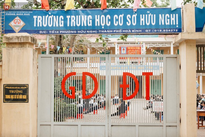 Buổi chào cờ lặng lẽ và phút mặc niệm ở mái trường nơi 8 em học sinh đuối nước thương tâm - Ảnh 13.