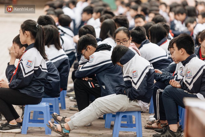 Buổi chào cờ lặng lẽ và phút mặc niệm ở mái trường nơi 8 em học sinh đuối nước thương tâm - Ảnh 15.