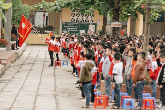 Buổi chào cờ lặng lẽ và phút mặc niệm ở mái trường nơi 8 em học sinh đuối nước thương tâm - Ảnh 7.