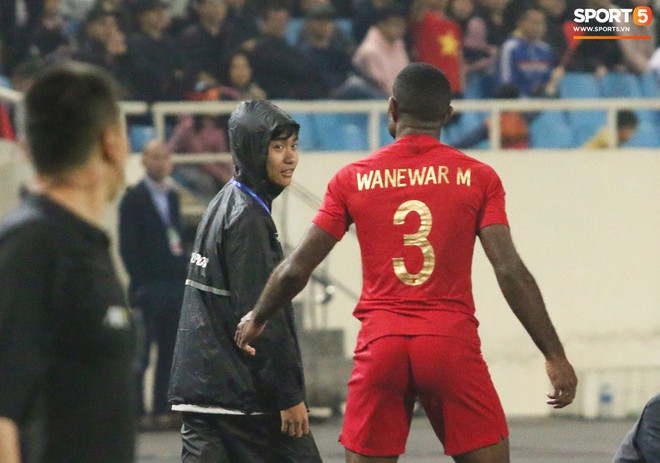 Hài hước nhìn cầu thủ ông chú U23 Indonesia cố gắng bắt chuyện làm thân với Đình Trọng - Ảnh 5.