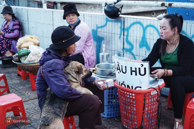 Câu chuyện đáng yêu của người phụ nữ bán vé số và chú chó lang thang ở Đà Lạt - Ảnh 5.
