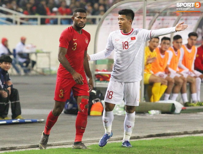 Hài hước nhìn cầu thủ ông chú U23 Indonesia cố gắng bắt chuyện làm thân với Đình Trọng - Ảnh 6.
