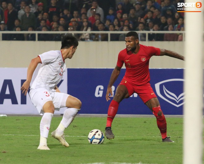 Hài hước nhìn cầu thủ ông chú U23 Indonesia cố gắng bắt chuyện làm thân với Đình Trọng - Ảnh 10.