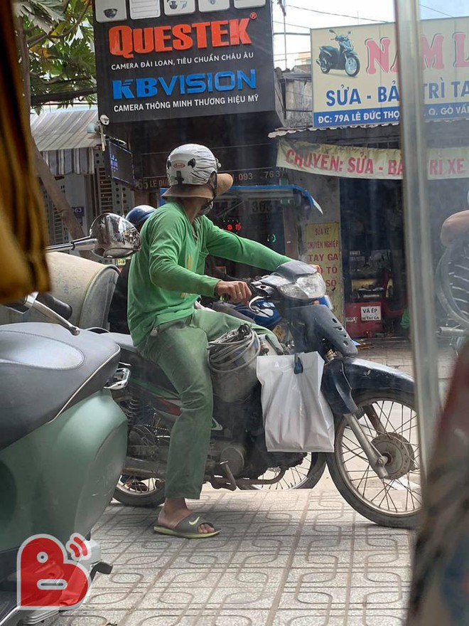 Người đàn ông lấm lem đứng trước tiệm quần áo và hành động chưa từng có của chủ shop  - Ảnh 1.