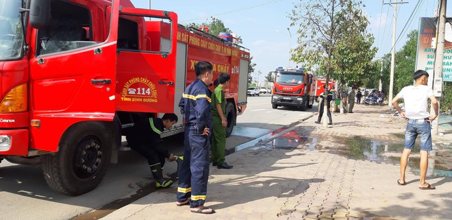 Cháy lớn gara sửa chữa ô tô, 4 xế hộp tiền tỉ bị thiêu rụi - Ảnh 2.