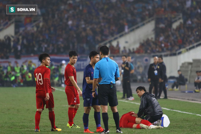 HLV Park Hang-seo “nổi đóa” với trọng tài khi học trò phải nằm sân đau đớn - Ảnh 6.