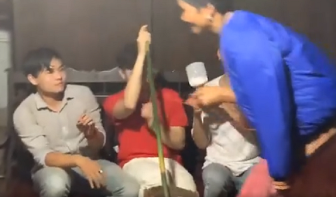 Video: Đang hát karaoke trong nhà sàn, HHen Niê khiến bạn hoảng hốt bỏ chạy - Ảnh 2.