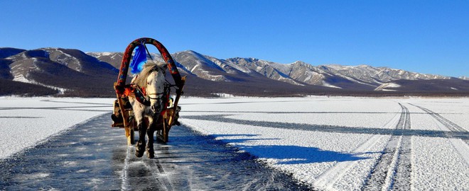 Lễ hội trên hồ đóng băng kỳ lạ của người Mông Cổ: Lạnh kinh hoàng nhưng đẹp đến mê mẩn - Ảnh 4.